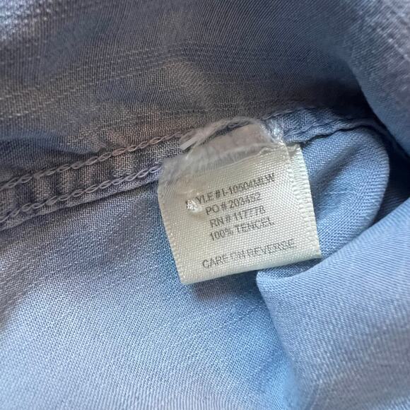 Women's Chambray Button Up Shirt Size Medium Casual Preppy Classic - Picture 4 of 8
